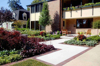 Design ideas for a mid-sized contemporary full sun front yard landscaping in Milwaukee for summer.