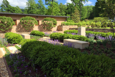 Diseño de camino de jardín minimalista de tamaño medio en patio con exposición total al sol y adoquines de piedra natural