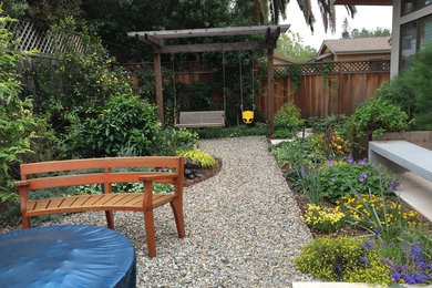 На фото: участок и сад в стиле модернизм с покрытием из гравия