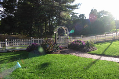 Großer Moderner Garten hinter dem Haus mit direkter Sonneneinstrahlung und Natursteinplatten in Boston