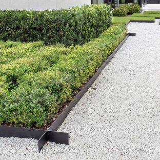 Design ideas for a modern partial sun front yard gravel landscaping in Houston.