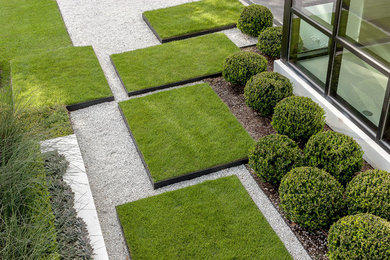 Design ideas for a huge modern full sun front yard gravel lawn edging in Houston for spring.