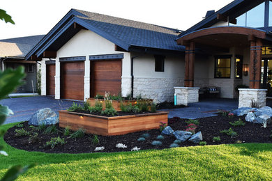 Modelo de jardín clásico renovado de tamaño medio en patio delantero con exposición total al sol y mantillo