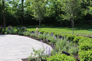 Modelo de jardín minimalista grande en patio trasero con adoquines de piedra natural
