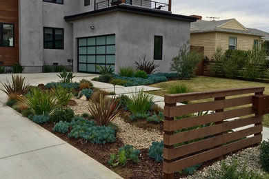 Inspiration for a mid-sized modern full sun front yard concrete paver landscaping in Los Angeles.