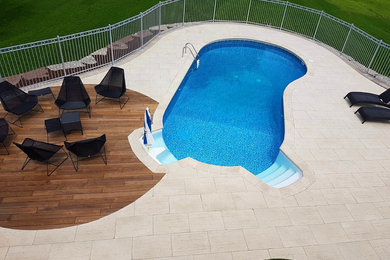 Стильный дизайн: бассейн на заднем дворе в стиле модернизм - последний тренд