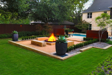 Идея дизайна: участок и сад среднего размера на заднем дворе в стиле модернизм с местом для костра
