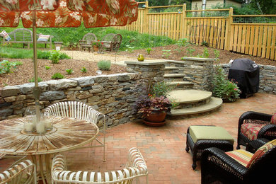 Imagen de camino de jardín clásico grande en primavera en patio trasero con jardín francés, exposición total al sol y adoquines de piedra natural