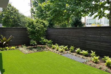 Ejemplo de jardín minimalista de tamaño medio en patio trasero con exposición parcial al sol