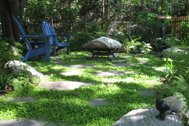 Foto de jardín rústico de tamaño medio en verano en patio trasero con exposición reducida al sol y adoquines de piedra natural