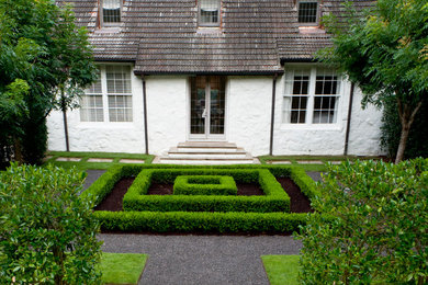 Ispirazione per un giardino tradizionale dietro casa con ghiaia