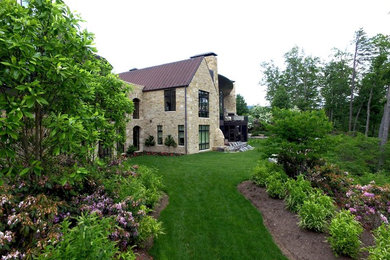 Пример оригинального дизайна: огромный регулярный сад на заднем дворе в классическом стиле с полуденной тенью и мощением тротуарной плиткой