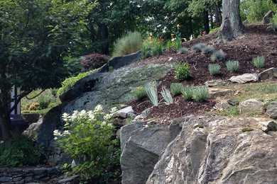 Foto de jardín rústico grande en verano en ladera con jardín vertical, exposición total al sol y adoquines de piedra natural