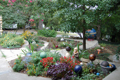 Imagen de camino de jardín bohemio de tamaño medio en patio delantero con adoquines de piedra natural