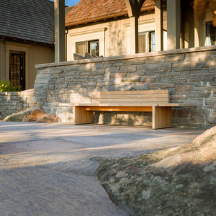 Uriges Garten im Innenhof mit Kamin und Natursteinplatten in Toronto