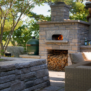 Uriges Garten im Innenhof mit Kamin und Natursteinplatten in Toronto