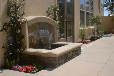 Design ideas for a traditional landscaping in San Diego.