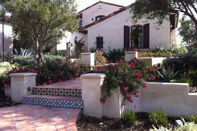 オレンジカウンティにある高級な中くらいな地中海スタイルのおしゃれな前庭 (日向、庭への小道、天然石敷き) の写真