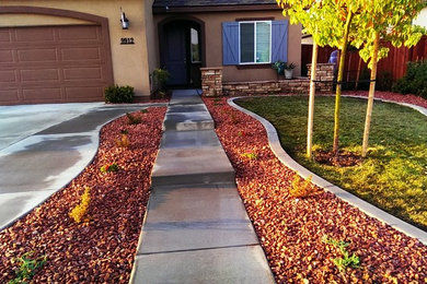 Inspiration for a mid-sized traditional full sun front yard gravel driveway in Other.
