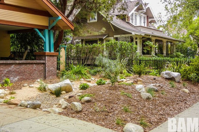 This is an example of a traditional drought-tolerant and full sun front yard landscaping in Los Angeles for summer.