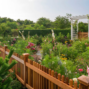 Diseño de camino de jardín francés, marinero, de tamaño medio, en primavera, en patio trasero, con exposición total al sol y adoquines de ladrillo