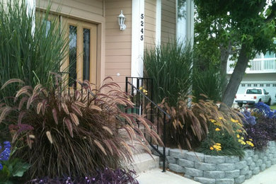 Photo of a mid-sized eclectic full sun front yard landscaping in Los Angeles.