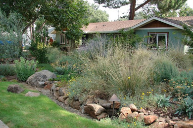 Design ideas for a mid-sized contemporary drought-tolerant and partial sun rooftop gravel landscaping in Sacramento.
