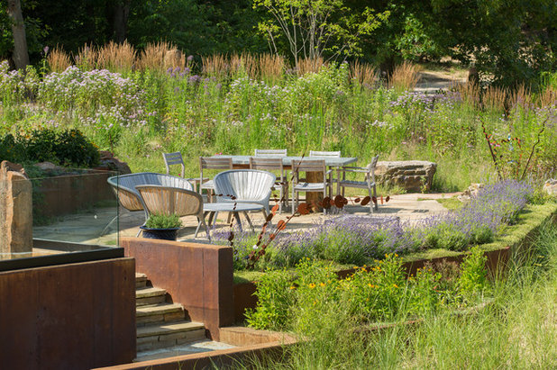 Contemporary Garden by Arcadia Gardens, LLC