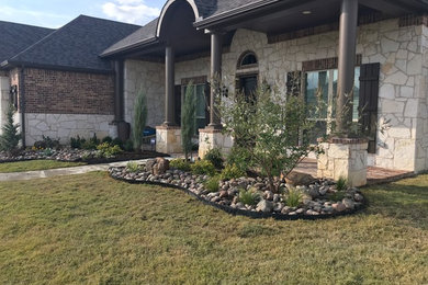 Design ideas for a mid-sized traditional front yard landscaping in Dallas.