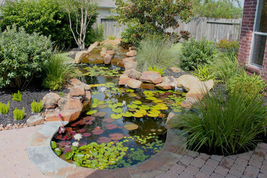ヒューストンにある中くらいなコンテンポラリースタイルのおしゃれな庭 (池、半日向、レンガ敷き) の写真