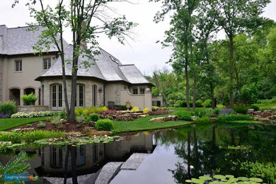 На фото: огромный солнечный, летний участок и сад на боковом дворе в стиле рустика с хорошей освещенностью