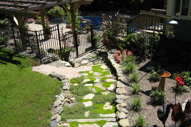 Foto de camino de jardín tradicional grande en verano en patio trasero con exposición total al sol y adoquines de piedra natural