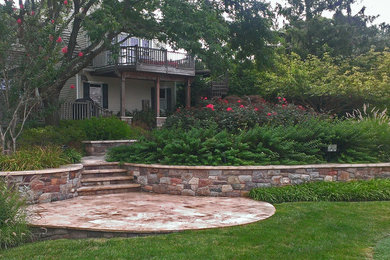 Foto de jardín tradicional extra grande en patio trasero con exposición parcial al sol y adoquines de piedra natural