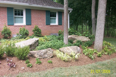 Design ideas for a mid-sized traditional front yard landscaping in Baltimore.