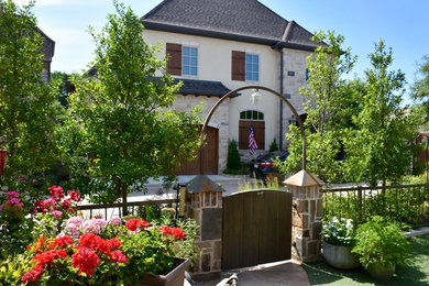 Modelo de camino de jardín de estilo americano de tamaño medio en patio delantero con jardín francés, exposición total al sol y adoquines de piedra natural