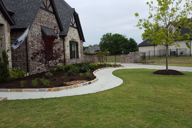 Inspiration for a mid-sized rustic full sun front yard mulch landscaping in Dallas.