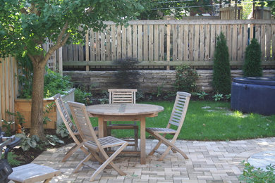 Foto de jardín de estilo americano de tamaño medio en patio trasero con muro de contención, exposición reducida al sol y adoquines de hormigón