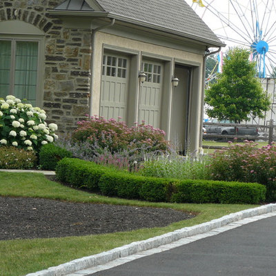 This is an example of a traditional front yard landscaping in Philadelphia.