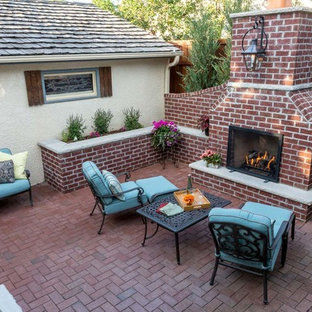 Kleiner Rustikaler Garten im Sommer, hinter dem Haus mit Kamin, direkter Sonneneinstrahlung und Pflasterklinker in Minneapolis
