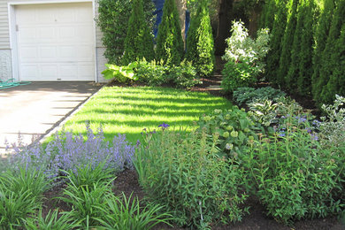 Diseño de camino de jardín clásico de tamaño medio en patio delantero con exposición reducida al sol