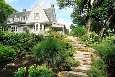 ボストンにある高級な広い、夏のコンテンポラリースタイルのおしゃれな整形庭園 (日陰、傾斜地、天然石敷き、階段) の写真