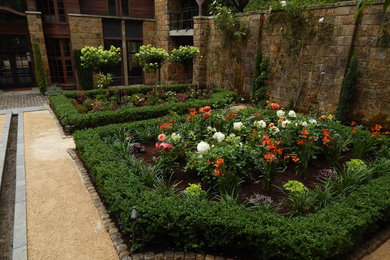 Foto de jardín clásico de tamaño medio en verano en patio con jardín francés, exposición parcial al sol y gravilla