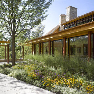 Design ideas for a contemporary flower bed in Burlington.