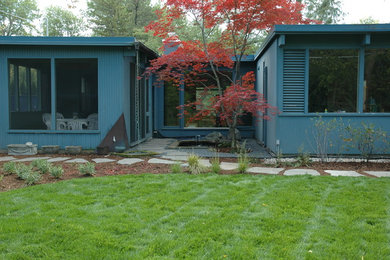На фото: участок и сад среднего размера на заднем дворе в стиле ретро с полуденной тенью и покрытием из каменной брусчатки