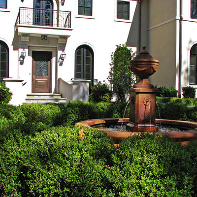 Inspiration for a traditional water fountain landscape in Chicago.