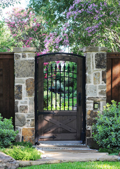 Traditional Garden by Rosewood Custom Builders