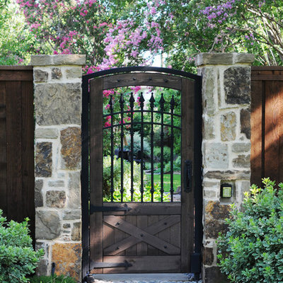 This is an example of a traditional backyard stone landscaping in Dallas.