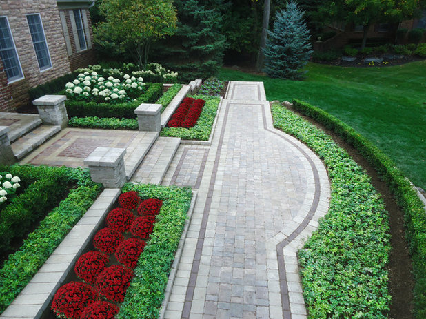 Traditional Garden by Executive Landscape