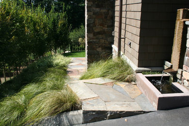 Idées déco pour un jardin contemporain avec un point d'eau et des pavés en pierre naturelle.