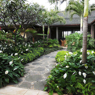 Imagen de jardín tropical, de tamaño medio, en patio, con exposición reducida al sol y adoquines de piedra natural